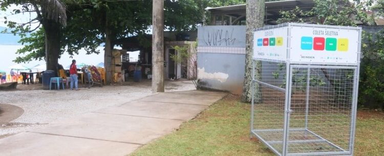 Caraguatatuba firma parceria com empresa e recebe 30 lixeiras recicláveis