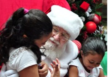 Chegada do Papai Noel no Serramar Shopping será sábado (13/11) às 15h com apresentação de Coral Natalino