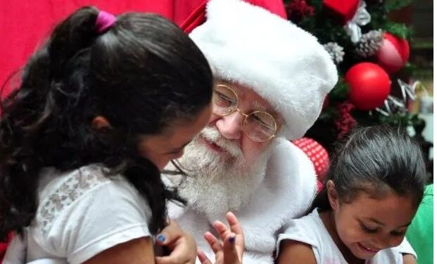 Chegada do Papai Noel no Serramar Shopping será sábado (13/11) às 15h com apresentação de Coral Natalino
