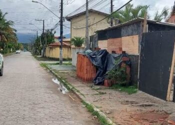Prefeitura de Caraguatatuba realiza desobstrução de vias nos bairros Capricórnio e Delfim Verde