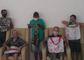 Alunas do Fundo Social confeccionam bolsas para os idosos do Centro DIA