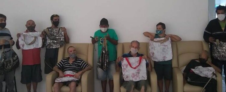 Alunas do Fundo Social confeccionam bolsas para os idosos do Centro DIA