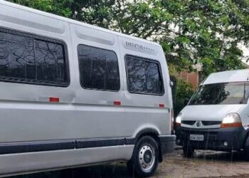 Fiscalização de Posturas autua quatros vans de turismo irregular em Caraguatatuba no fim de semana