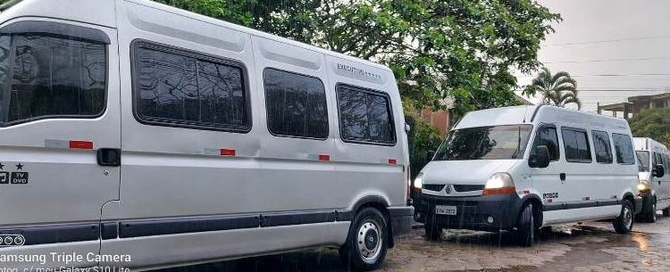 Fiscalização de Posturas autua quatros vans de turismo irregular em Caraguatatuba no fim de semana