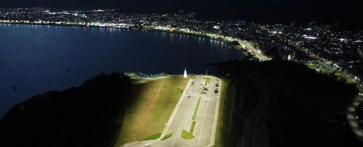 Prefeito de Caraguatatuba inaugura iluminação do Complexo Turístico do Camaroeiro