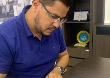 Prefeito de Caraguatatuba sanciona lei para fornecimento de absorventes nas escolas da rede municipal