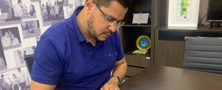Prefeito de Caraguatatuba sanciona lei para fornecimento de absorventes nas escolas da rede municipal