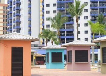 Artesãos de Caraguatatuba já trabalham na Praça Antônio Fachini após receberem boxes