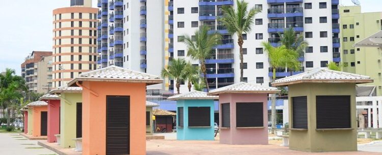 Artesãos de Caraguatatuba já trabalham na Praça Antônio Fachini após receberem boxes