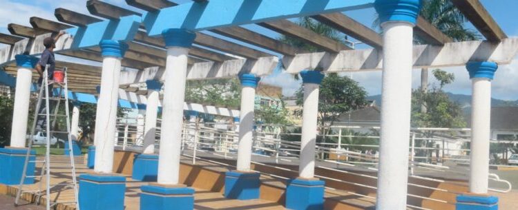 Secretaria de Administração de Caraguatatuba faz manutenção em pergolado da Praça do Caiçara