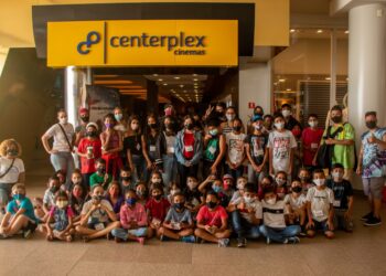 Serramar Shopping promoveu sessão gratuita de cinema a 250 crianças da Casa Beija Flor de Caraguá