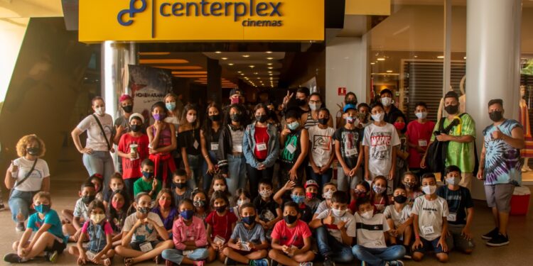 Serramar Shopping promoveu sessão gratuita de cinema a 250 crianças da Casa Beija Flor de Caraguá