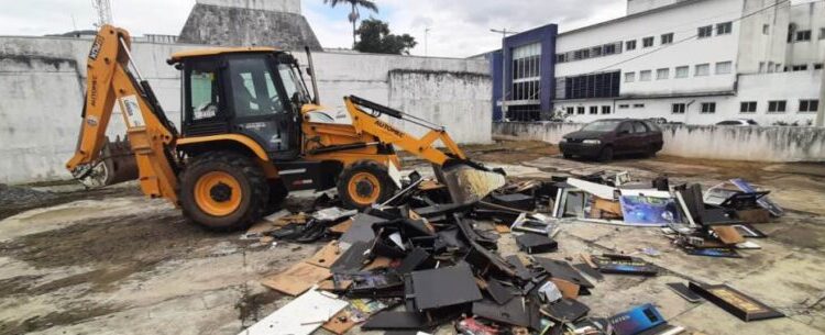 Prefeitura apoia ação e destrói 20 máquinas caça-níqueis