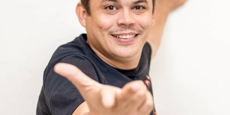 Humorista Emerson Ceará apresenta Stand Up ‘SEM FREIO’ no Teatro Mario Covas
