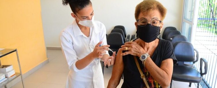 Secretaria de Saúde aplica vacina contra Covid-19 durante Empreenda Caraguatatuba