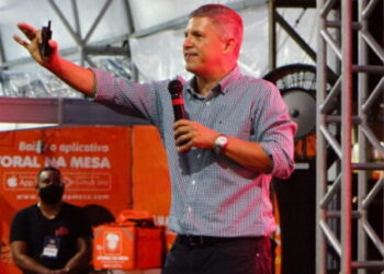 Palestra com Erik Penna busca otimismo e atrai mais de 400 pessoas no Empreenda Caraguatatuba