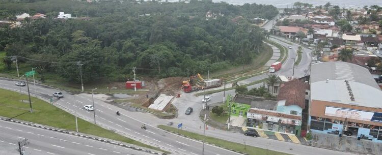 Obras do Canal Extravasor, no Jardim Britânia, avançam e motoristas devem evitar trafegar pela Rodovia SP-55