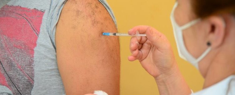 Caraguatatuba convoca pessoas vacinadas com Janssen para receberem dose adicional contra Covid-19