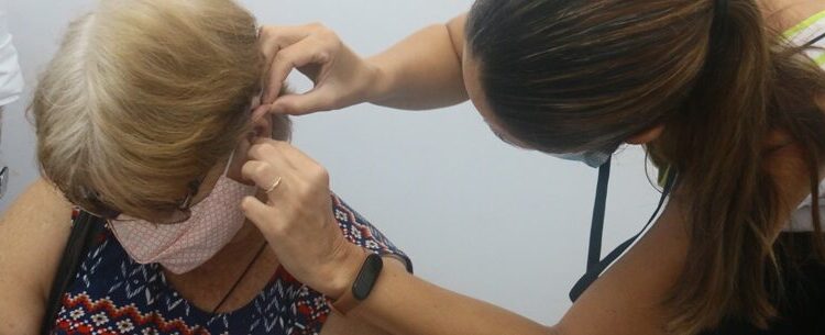 Saúde inicia entrega de mais 120 aparelhos auditivos para pacientes do setor de reabilitação do CEM