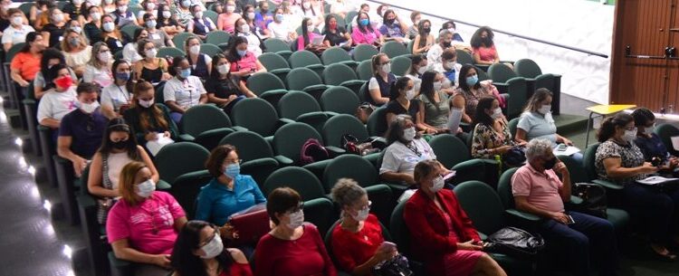 Saúde realiza fórum para reforçar importância do atendimento às mulheres vítimas de violência