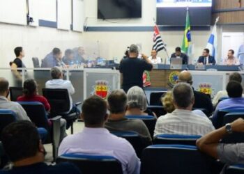 Prefeito de Caraguatatuba presta contas na Câmara e expõe legado da pandemia para cidade e resultados das secretarias
