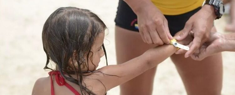 Prefeitura orienta banhistas sobre cuidados com crianças na praia e o que fazer se achar criança perdida  As praias de Caraguatatuba estão entre os destinos mais procurados na temporada de verão