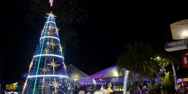 Prefeitura Municipal, Fundacc e Turismo promovem apresentações natalinas na Praça Dr. Cândido Mota