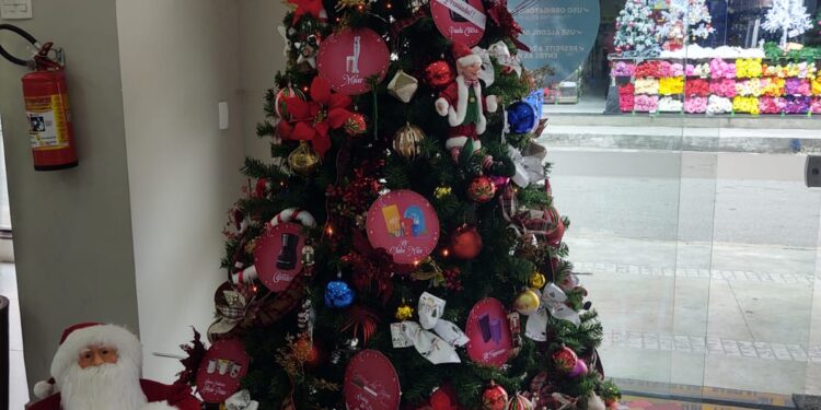 Loja de calçados presenteia ONGs e clientes de Caraguá e São Sebastião em Campanha de Natal