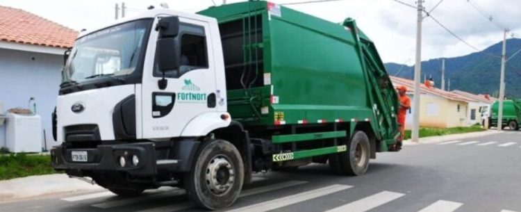 Caraguatatuba intensifica coleta de lixo e limpeza de praias na alta temporada