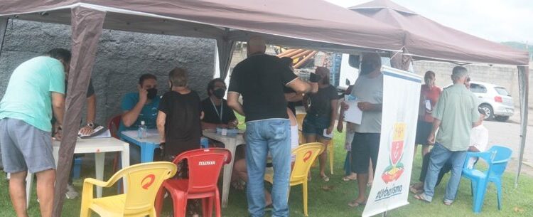 Prefeitura de Caraguatatuba entrega guia de emplacamento para ligação de esgoto no Jardim Gaivotas