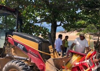 Após denúncia, Prefeitura de Caraguatatuba faz limpeza na Praia do Capricórnio/Lagoa Azul