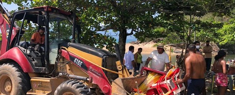 Após denúncia, Prefeitura de Caraguatatuba faz limpeza na Praia do Capricórnio/Lagoa Azul