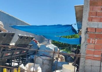 Prefeitura de Caraguatatuba autua e interdita ferros-velhos por falta de alvará de funcionamento