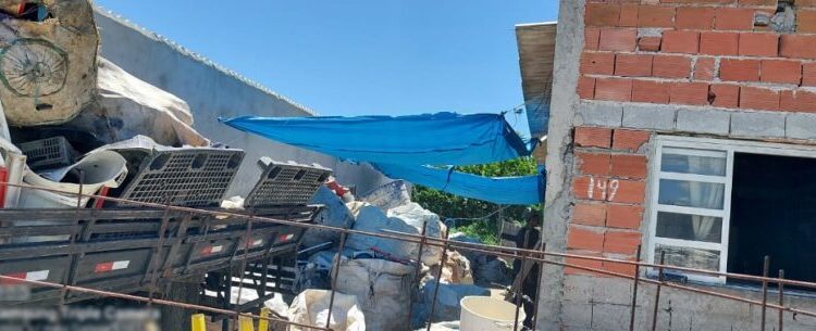 Prefeitura de Caraguatatuba autua e interdita ferros-velhos por falta de alvará de funcionamento