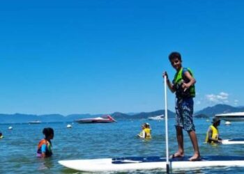 Caraguatatuba recebe crianças de projetos sociais de Jacareí para vivência na praia e prática de esporte