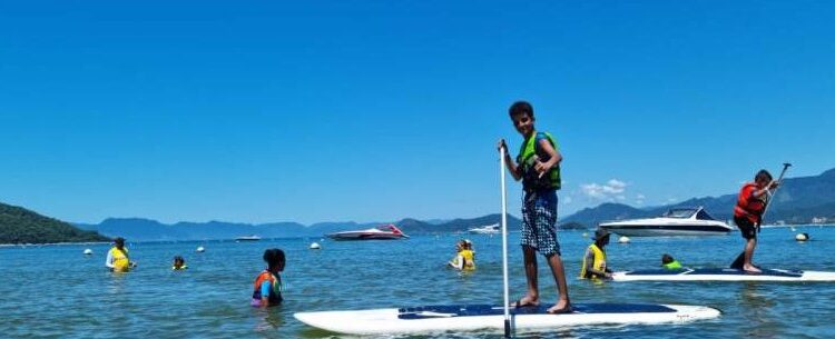 Caraguatatuba recebe crianças de projetos sociais de Jacareí para vivência na praia e prática de esporte