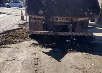 Prefeitura faz manutenção na Avenida Vereador Aristides Anízio dos Santos no Indaiá