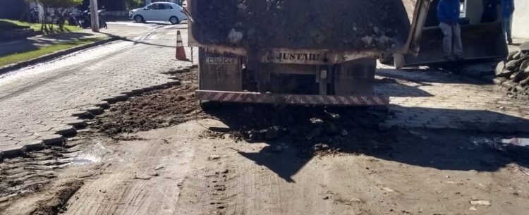 Prefeitura faz manutenção na Avenida Vereador Aristides Anízio dos Santos no Indaiá