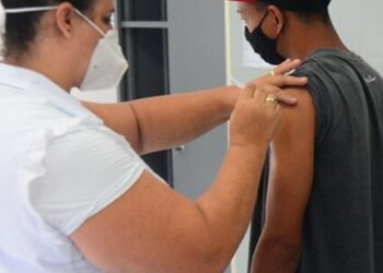 Caraguatatuba segue com vacinação contra Covid-19 e aplica primeira, segunda e dose adicional