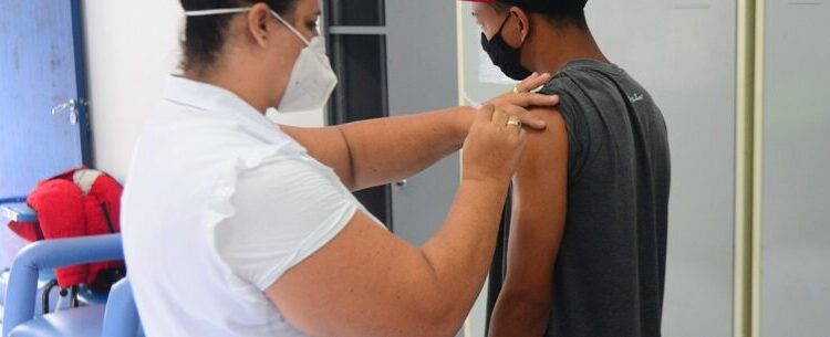 Caraguatatuba segue com vacinação contra Covid-19 e aplica primeira, segunda e dose adicional