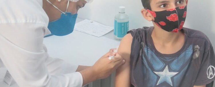 Vacinação contra Covid-19 para crianças, de 9 e 10 anos, sem comorbidades ou deficiência tem início na segunda (24)