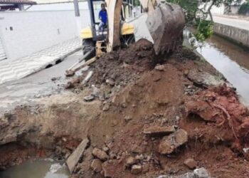 Prefeitura de Caraguatatuba realiza manutenção de tubos de drenagem na Avenida Brasil, no Sumaré