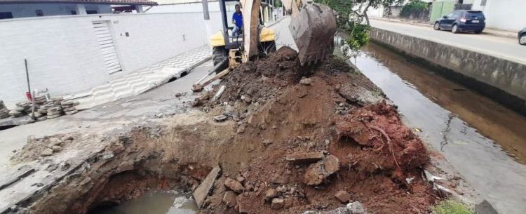 Prefeitura de Caraguatatuba realiza manutenção de tubos de drenagem na Avenida Brasil, no Sumaré