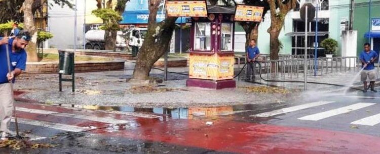 Praças públicas recebem manutenção da Secretaria de Serviços Públicos