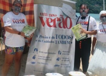 De forma lúdica, banhistas de Caraguatatuba recebem orientação sobre descarte correto do lixo nas praias