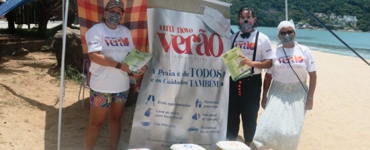 De forma lúdica, banhistas de Caraguatatuba recebem orientação sobre descarte correto do lixo nas praias