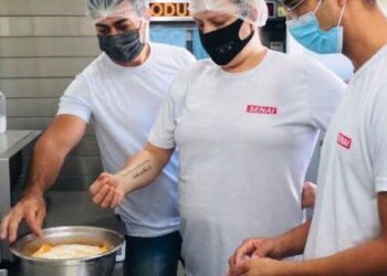 Fundo Social de Caraguatatuba doa mais de 17 mil peças de roupas para famílias em vulnerabilidade social