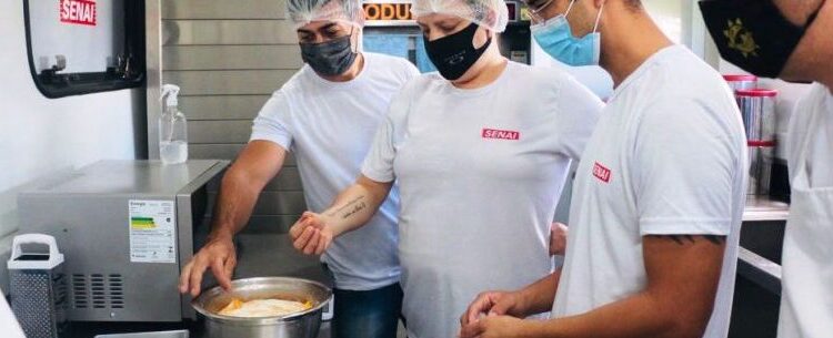 Fundo Social de Caraguatatuba doa mais de 17 mil peças de roupas para famílias em vulnerabilidade social