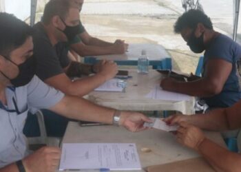 Prefeitura de Caraguatatuba entrega mais de 90 guias de emplacamento para ligação de esgoto no Jardim Gaivotas