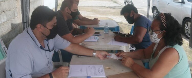 Prefeitura de Caraguatatuba entrega mais de 90 guias de emplacamento para ligação de esgoto no Jardim Gaivotas